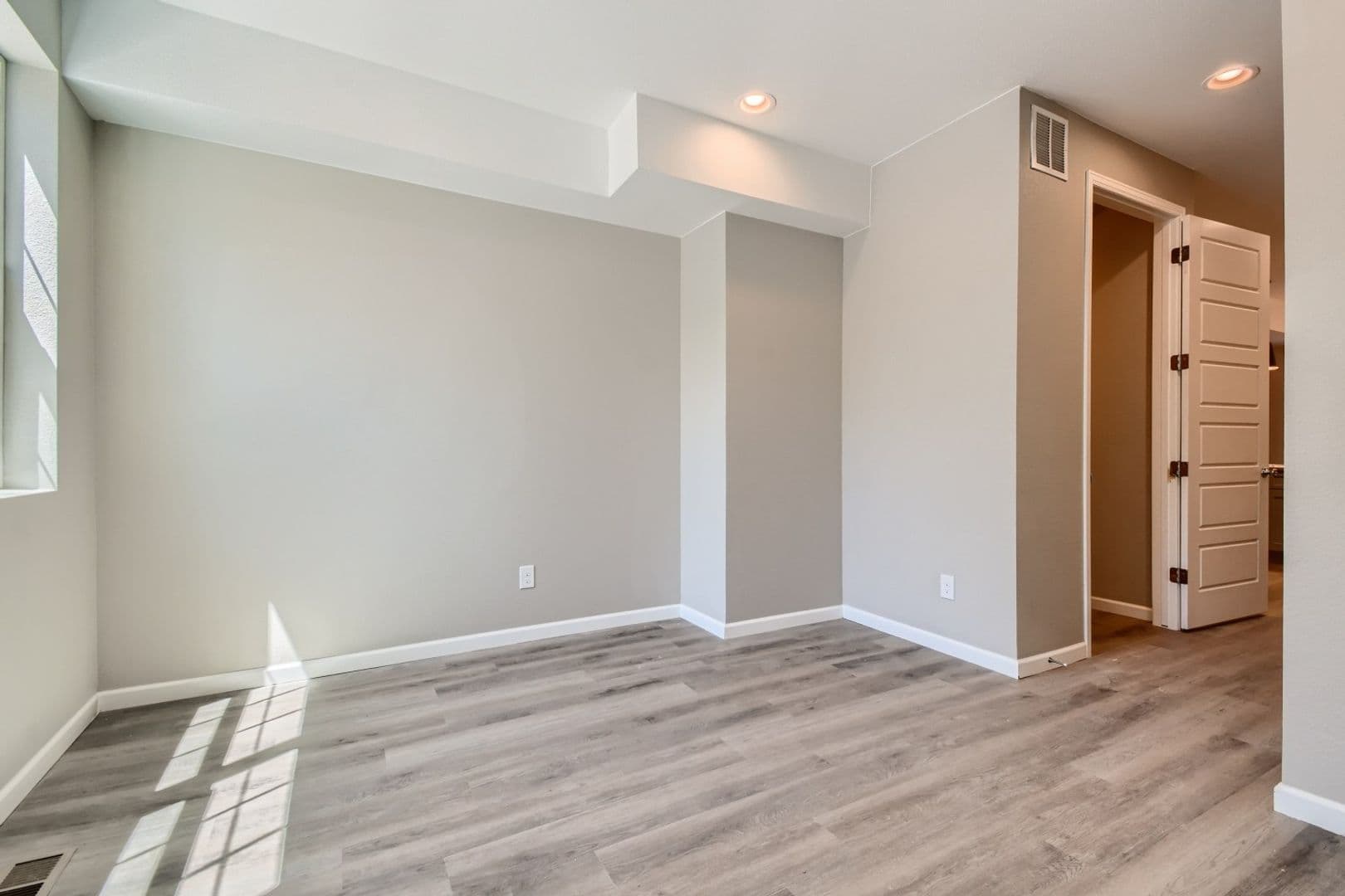 Lovely Townhome near Edgewater with Bonus Space 7 of 29