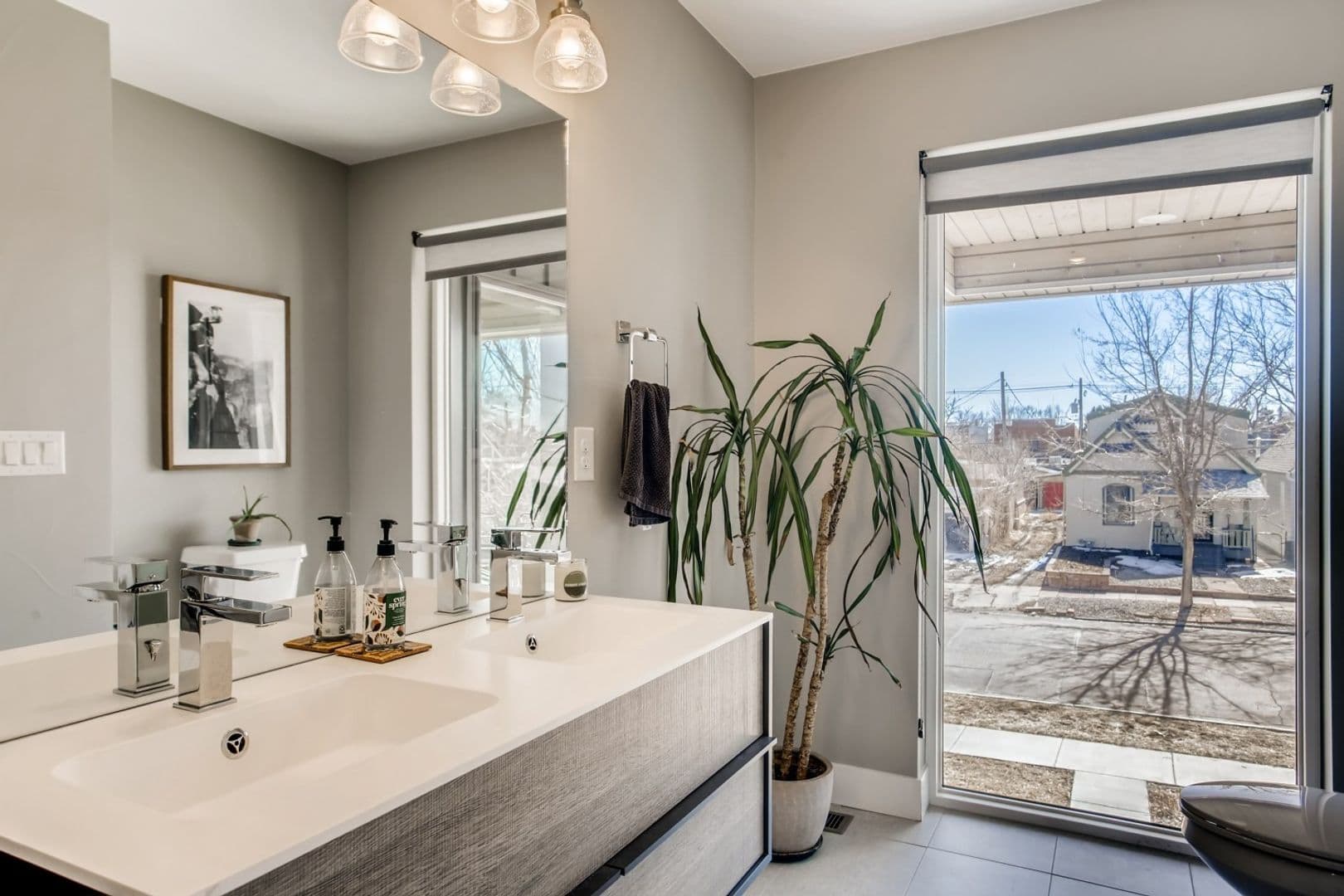 3319-3321 W Moncrieff Pl 19 of 27
