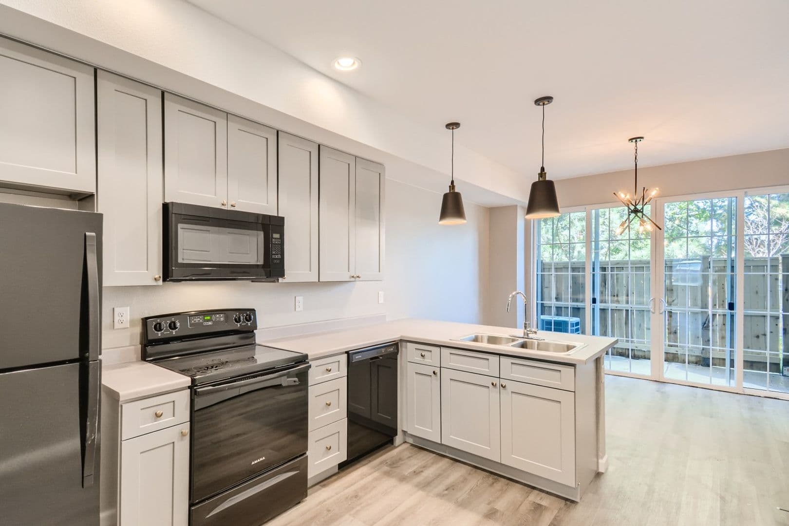 Lovely Townhome near Edgewater with Bonus Space 5 of 29