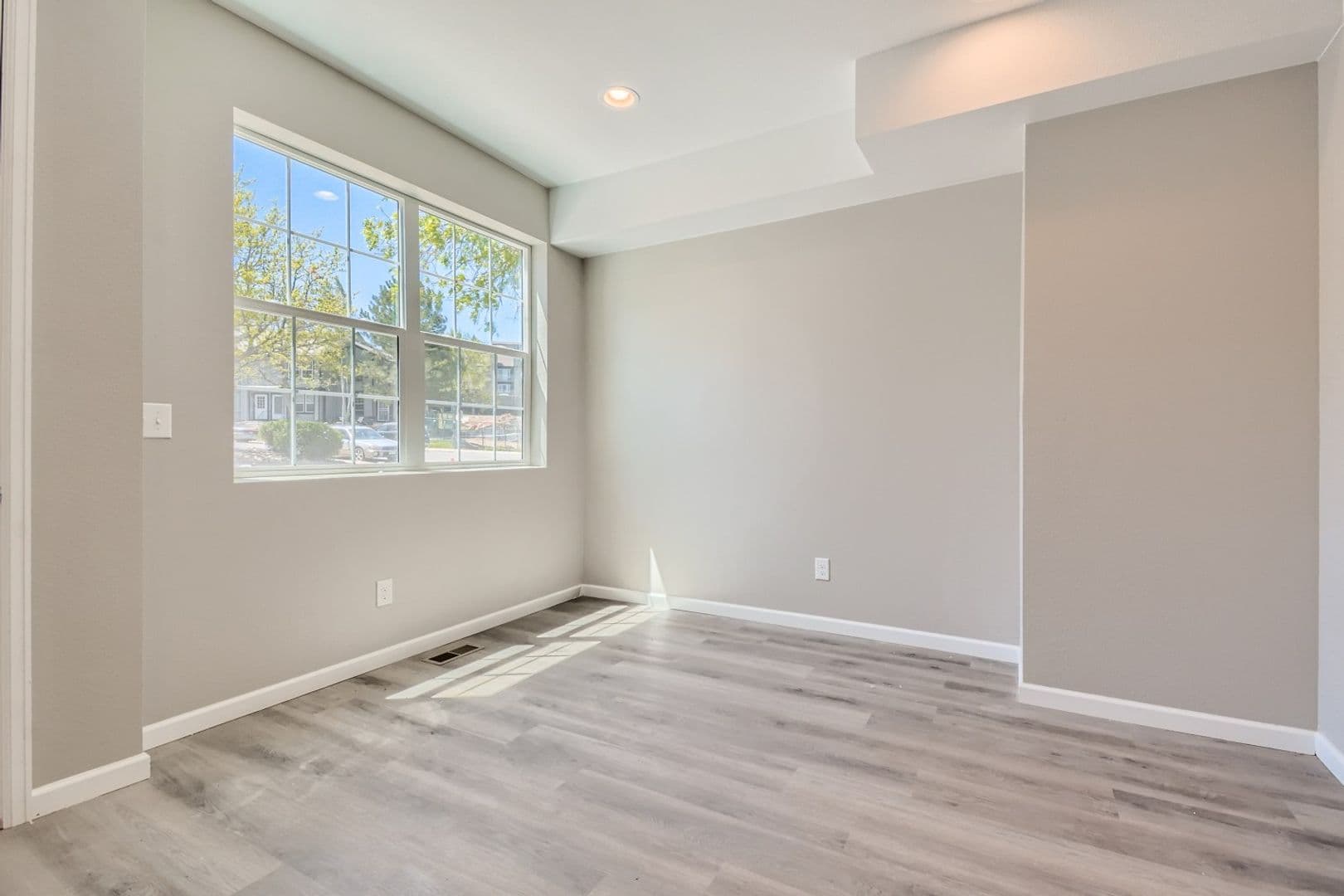 Lovely Townhome near Edgewater with Bonus Space 8 of 29