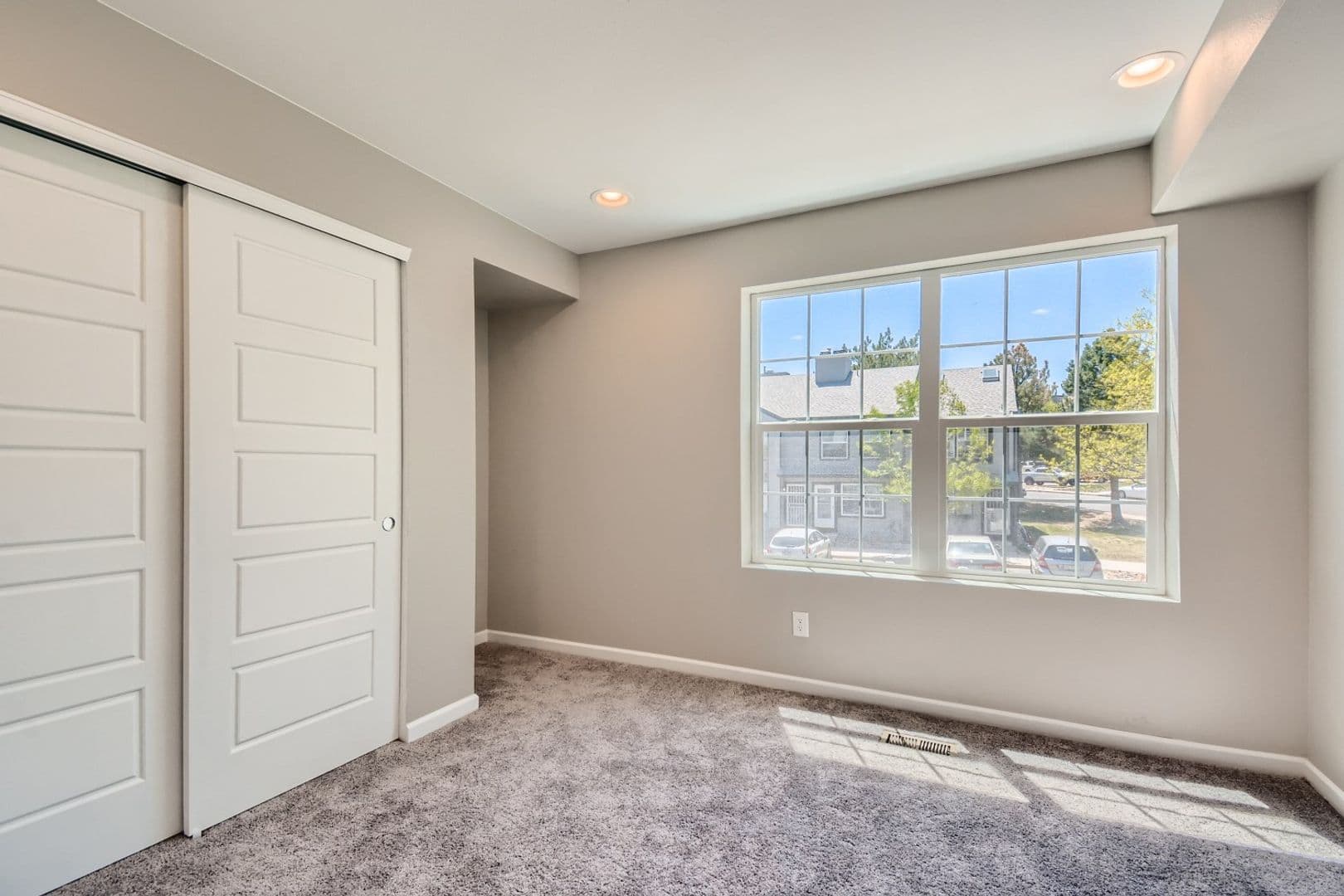 Lovely Townhome near Edgewater with Bonus Space 19 of 29