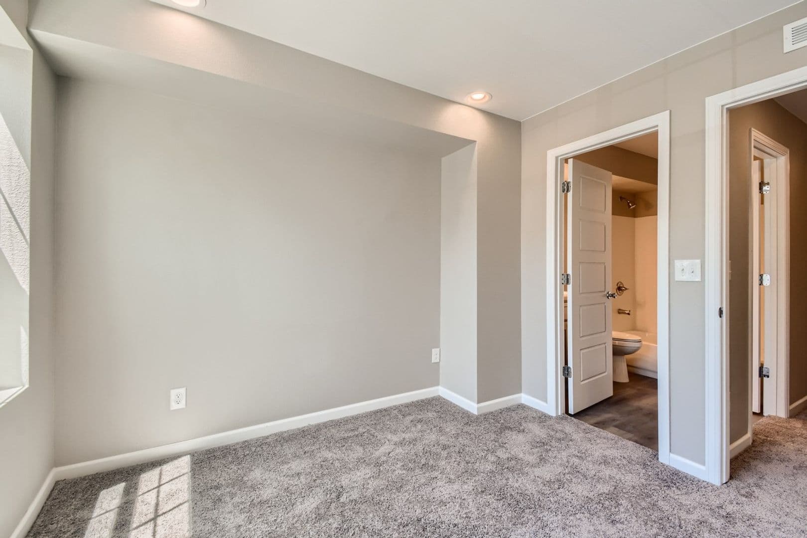 Lovely Townhome near Edgewater with Bonus Space 17 of 29