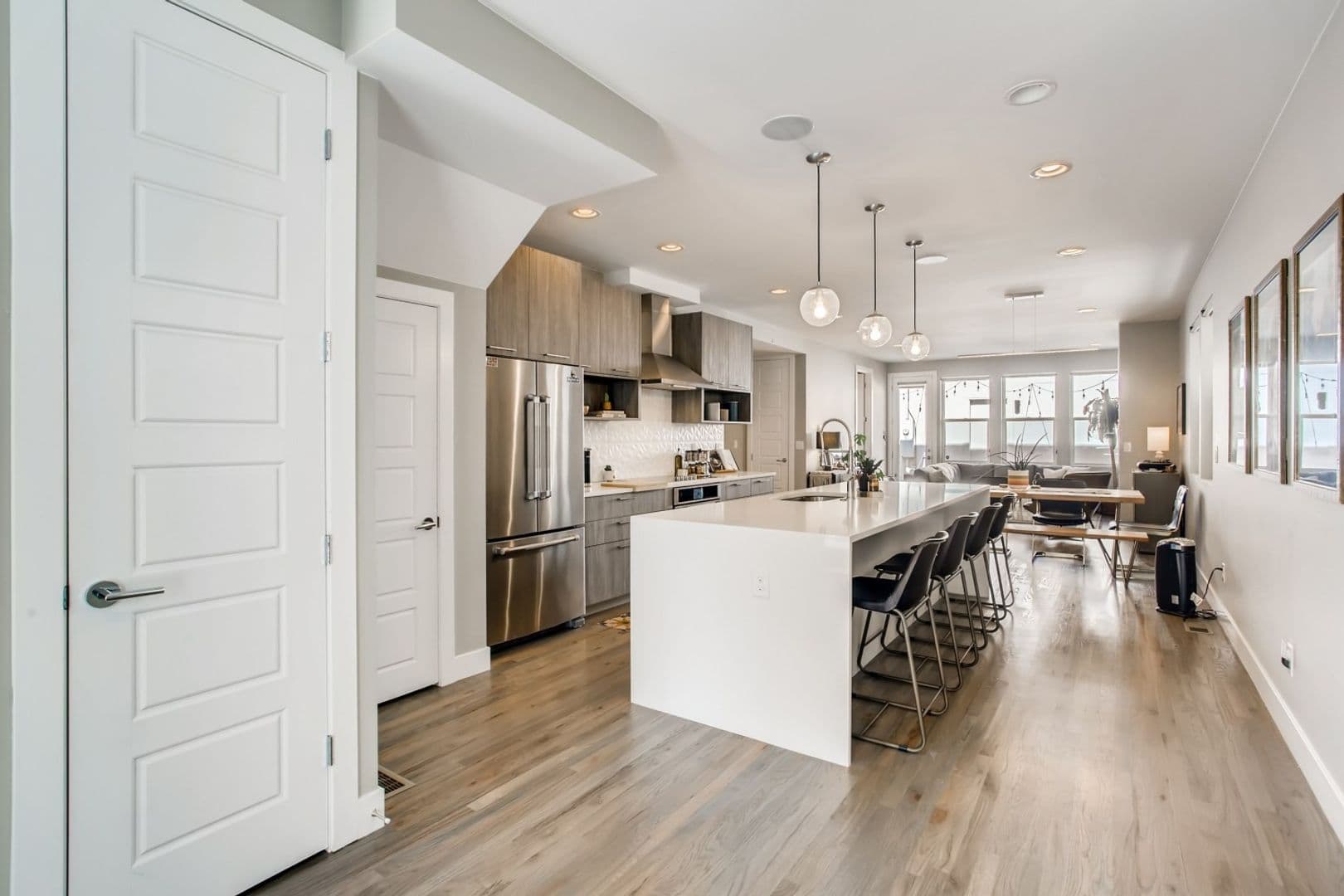 3319-3321 W Moncrieff Pl 11 of 27