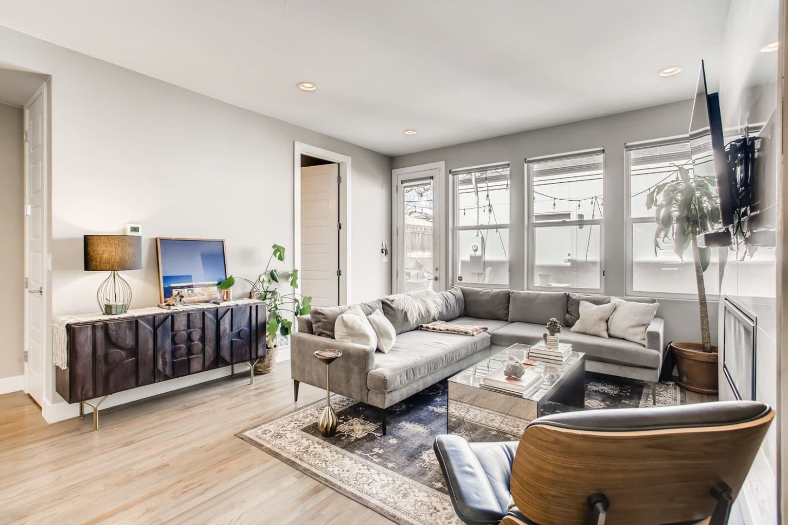 3319-3321 W Moncrieff Pl 8 of 27