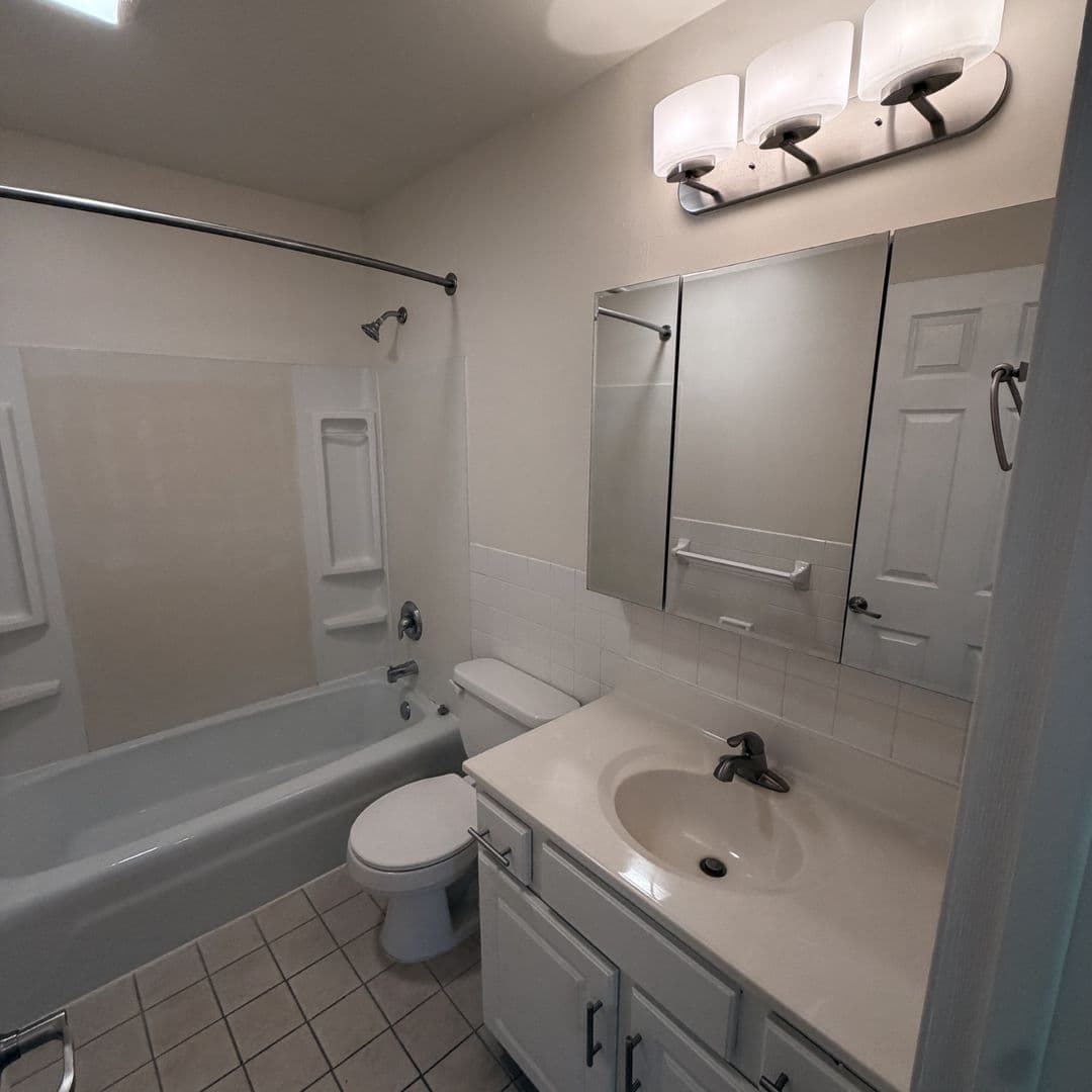 Silver View Villa Apartments 3 of 9