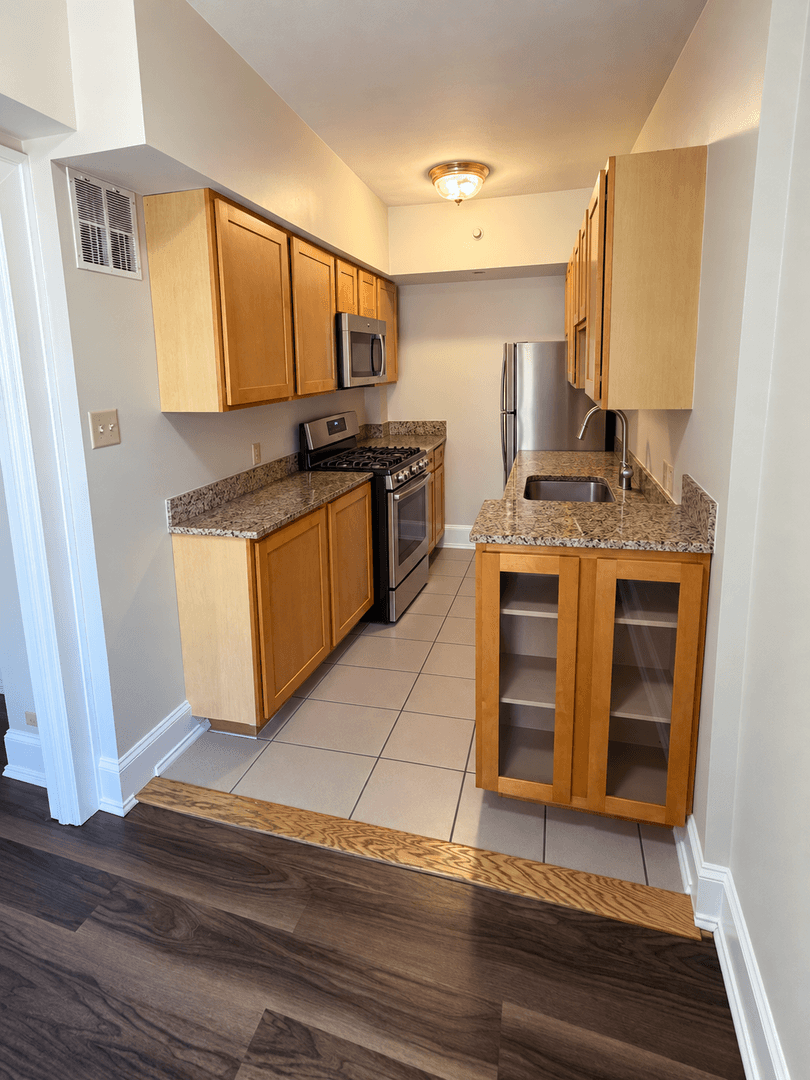 4616 Lindell Blvd. (Carleton Apt) 1 of 17