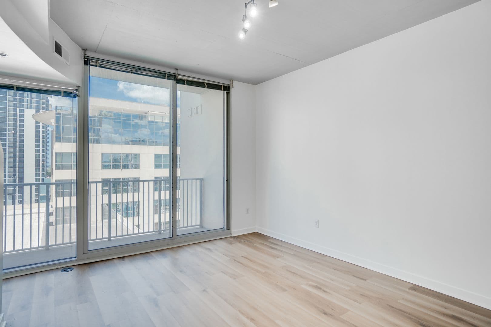 155 S Court Ave #1414 16 of 26