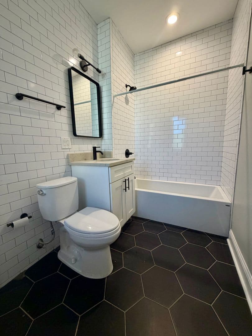 3018 W Schubert Ave - 1R 9 of 18
