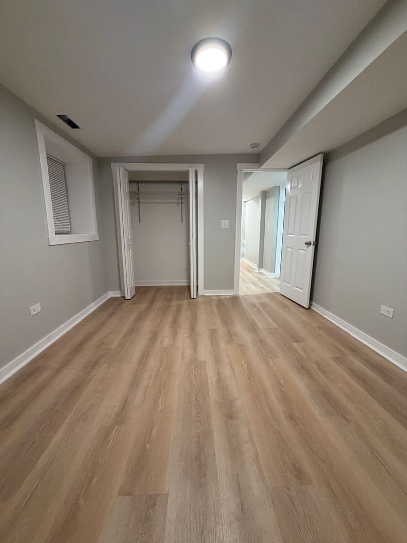3018 W Schubert Ave - 1R 15 of 18