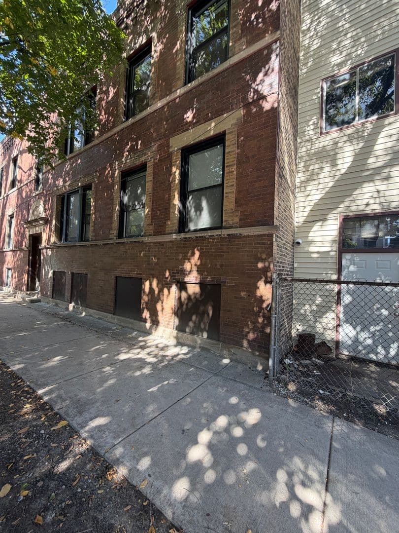 3018 W Schubert Ave - 1R 18 of 18