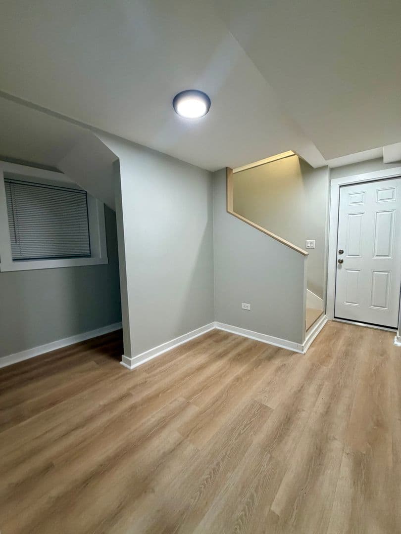 3018 W Schubert Ave - 1R 12 of 18