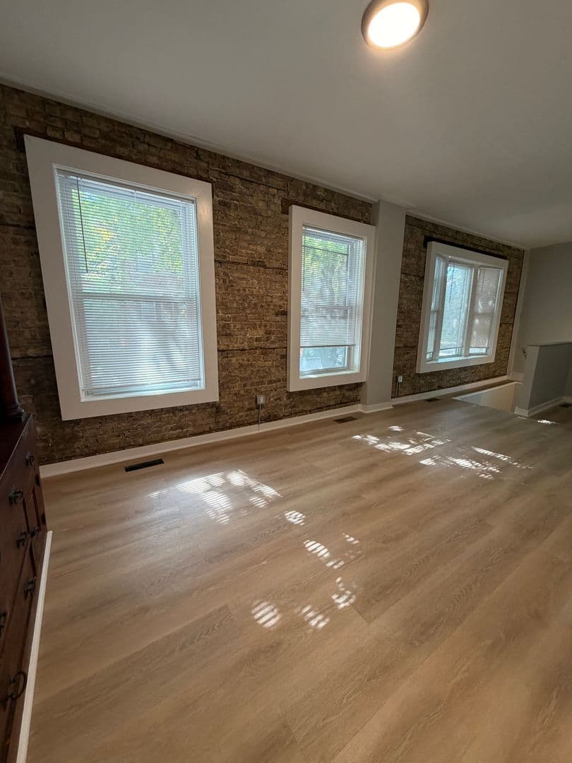 3018 W Schubert Ave 1R 2 of 8