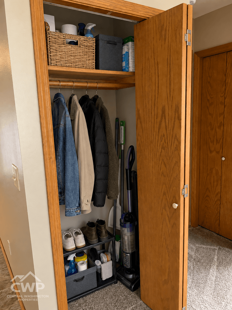 2 BEDROOM YAKIMA DUPLEX | GARAGE + FENCED YARD + 1/2 OFF YOUR FIRST MONTH 3 of 11