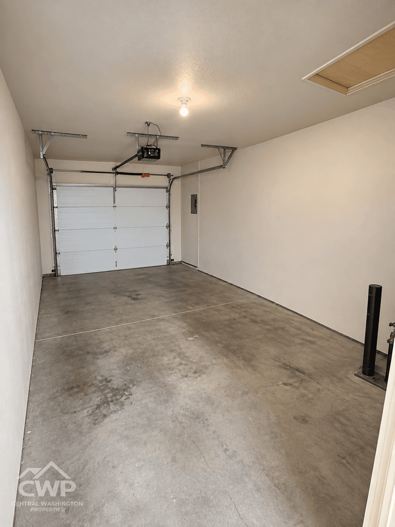 2 BEDROOM YAKIMA DUPLEX | GARAGE + FENCED YARD + 1/2 OFF YOUR FIRST MONTH 7 of 11