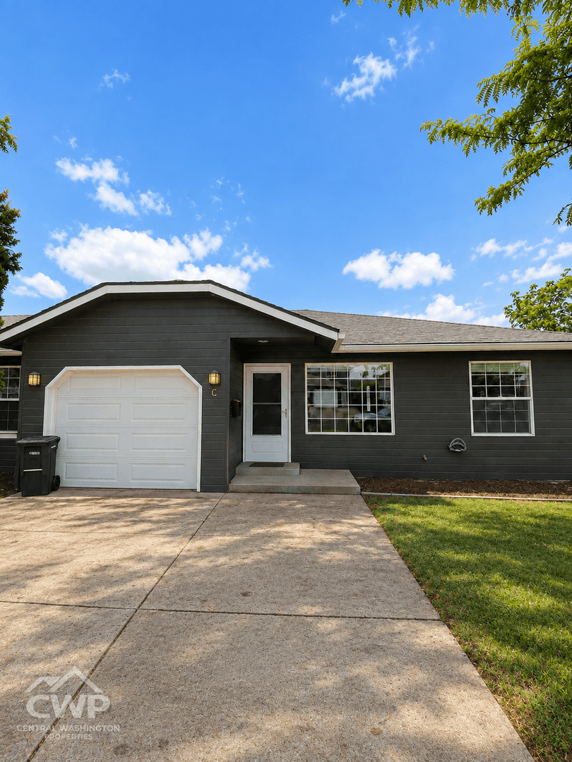 2 BEDROOM YAKIMA DUPLEX | GARAGE + FENCED YARD + 1/2 OFF YOUR FIRST MONTH 11 of 11