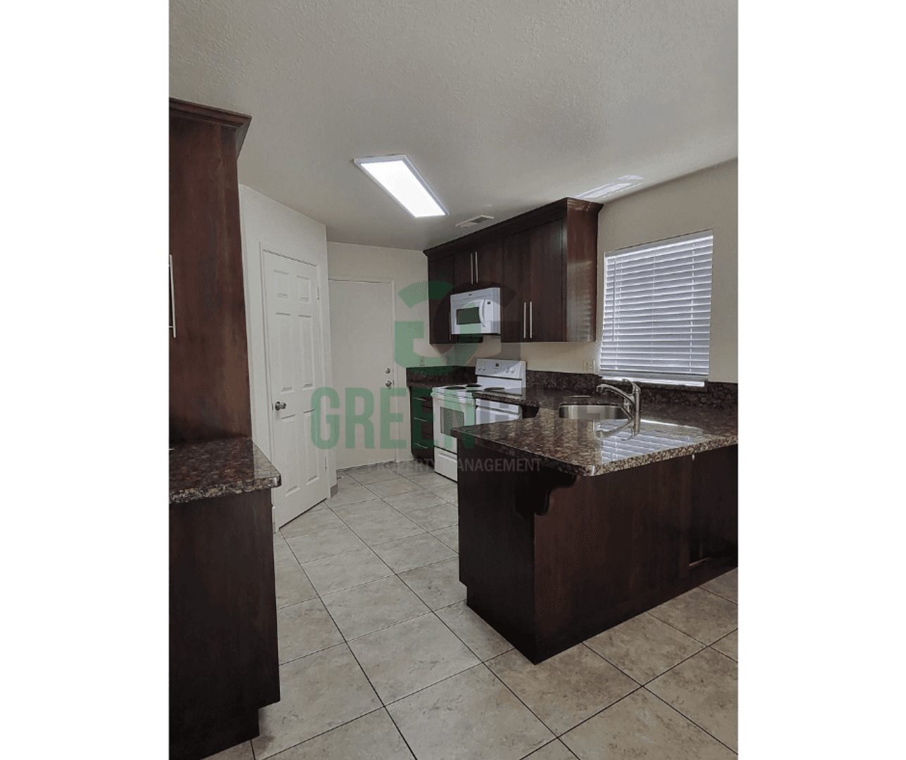 2428 Woodvale Dr. 10 of 52