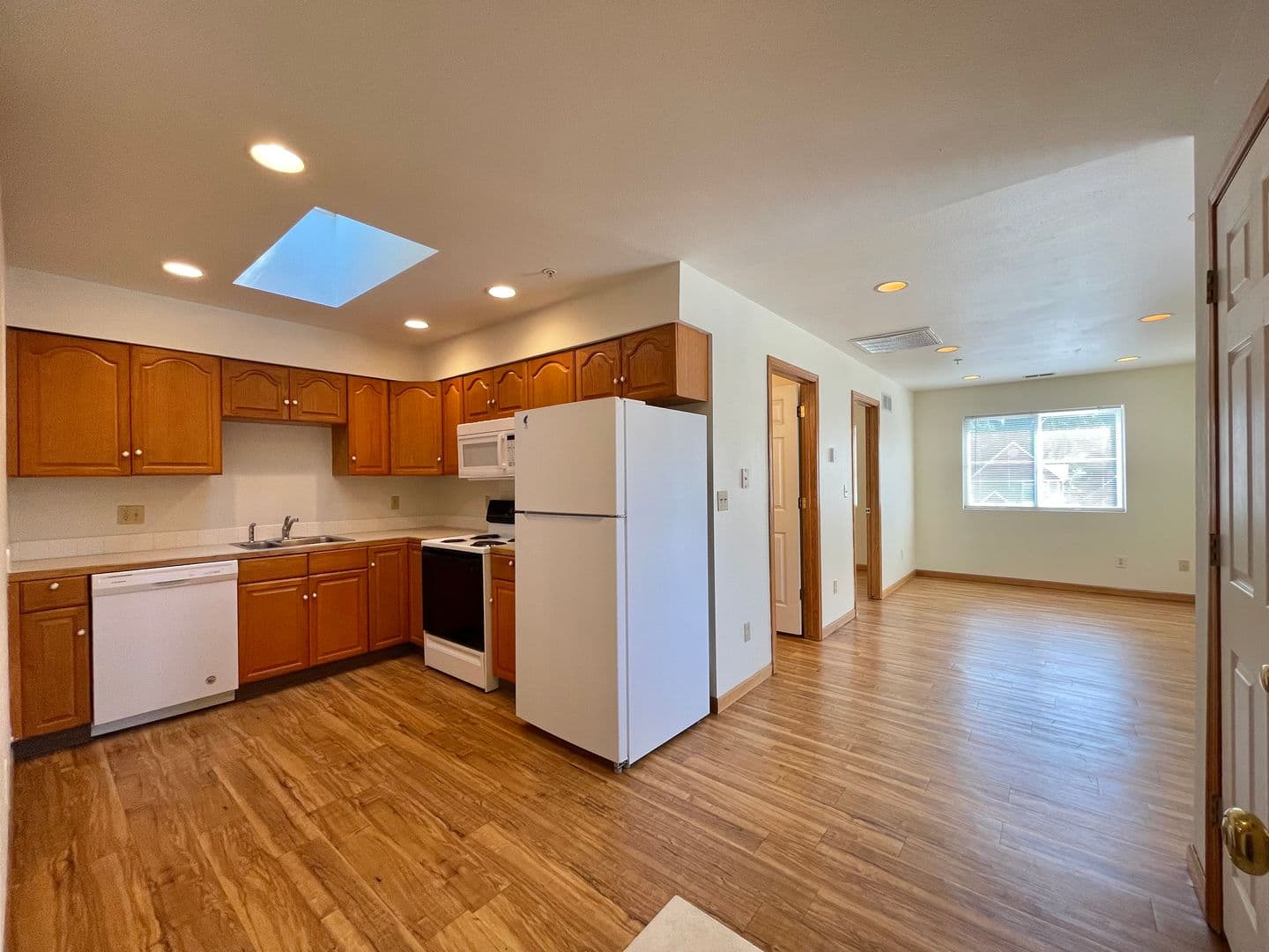 Move In & Save - 2 Week FREE Rent - $700 Deposit!! Downtown Fort Collins Apartment | Walk to Old Town & CSU 1 of 10