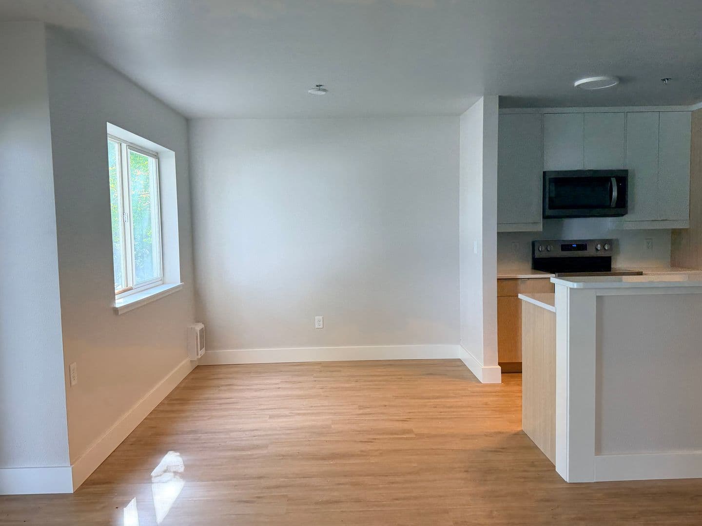 Columbia Square Apartments A-H 6 of 17