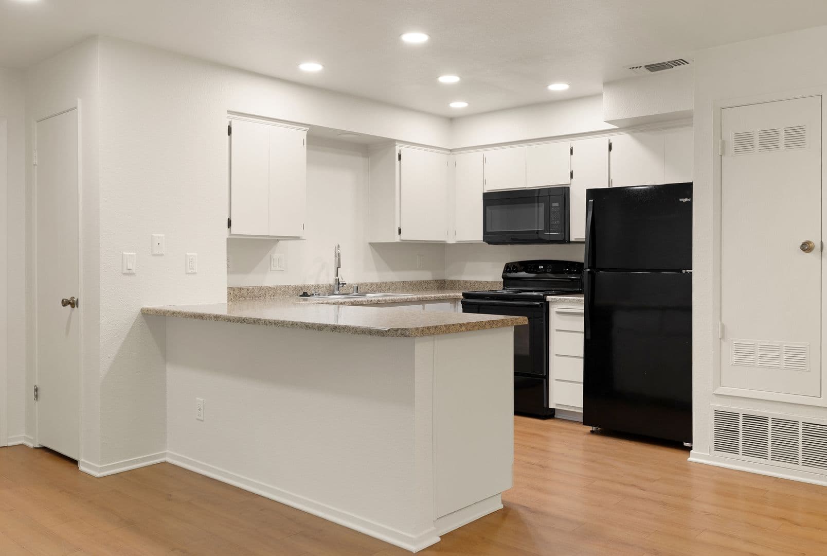1661 Forest Avenue Apartments 3 of 16