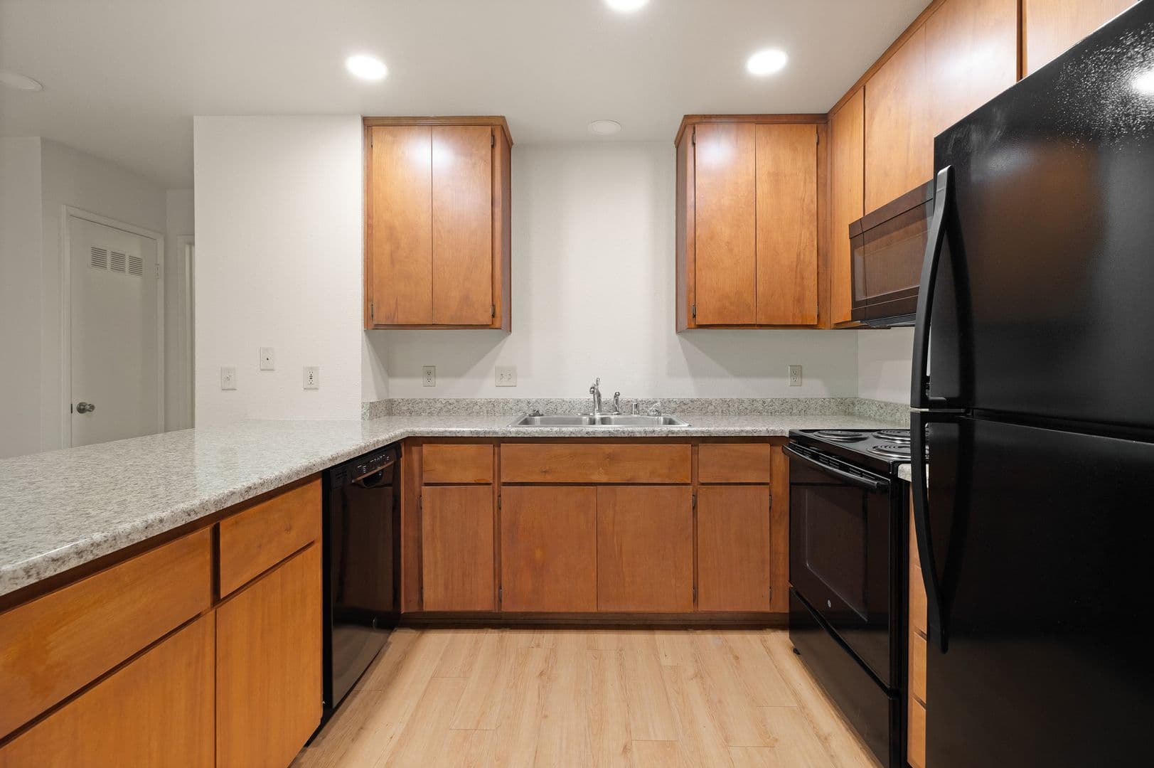 1661 Forest Avenue Apartments 5 of 15