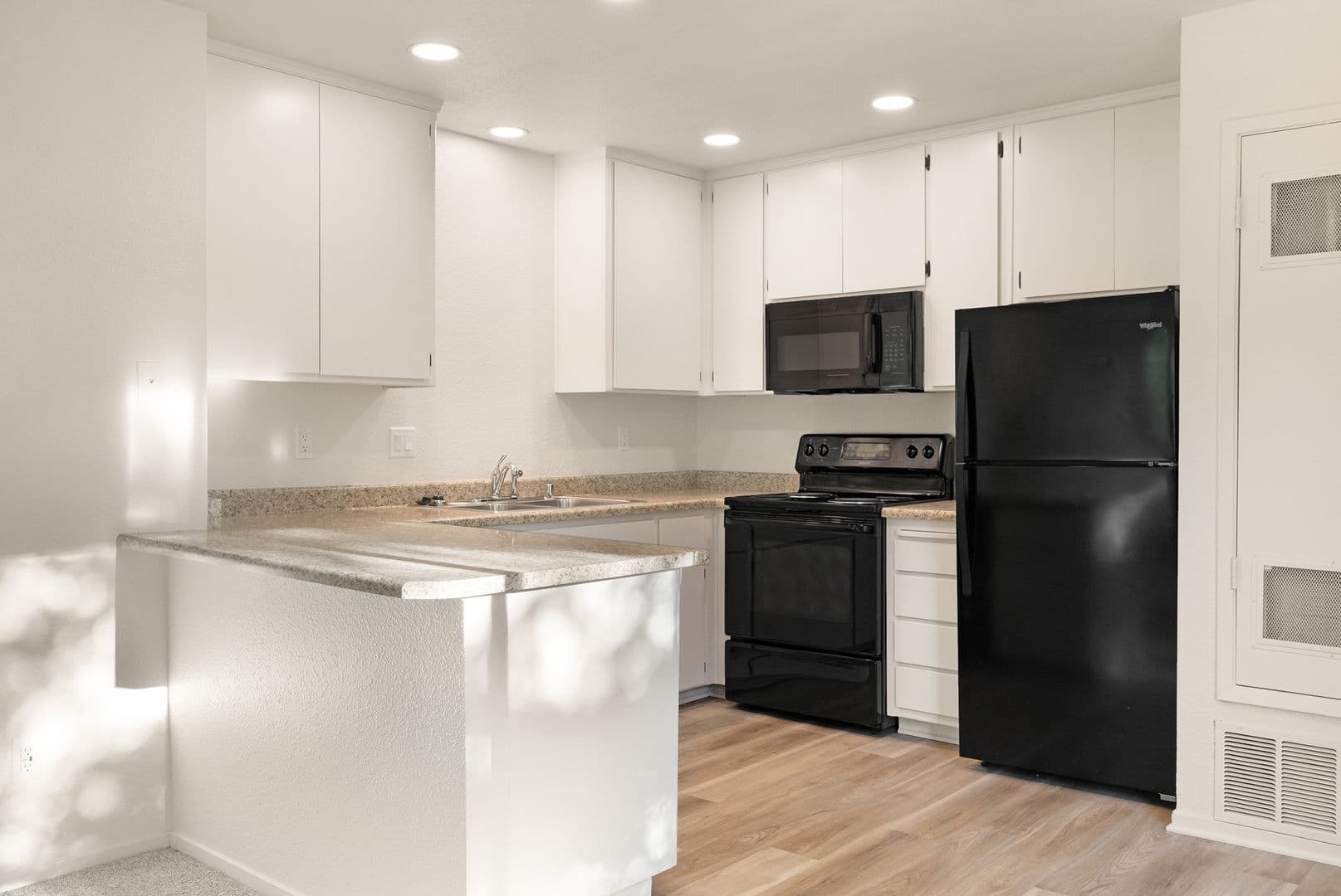 1661 Forest Avenue Apartments 4 of 12