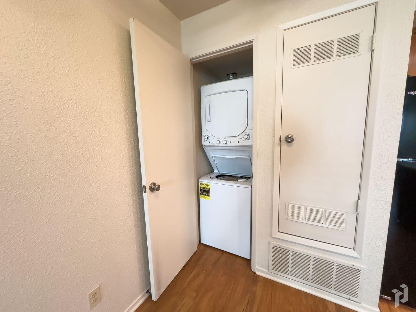 1661 Forest Avenue Apartments 5 of 11