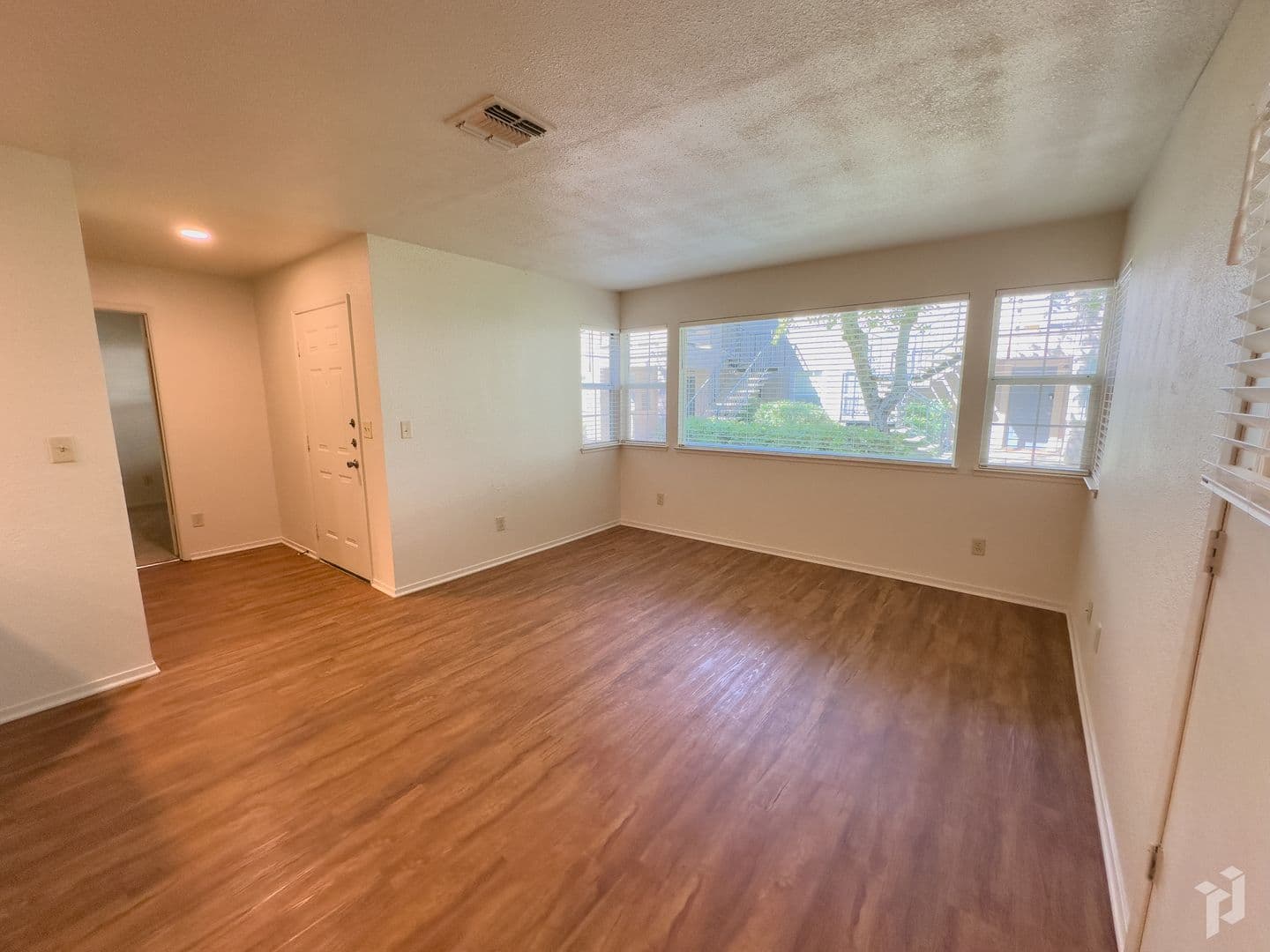 1661 Forest Avenue Apartments 3 of 11