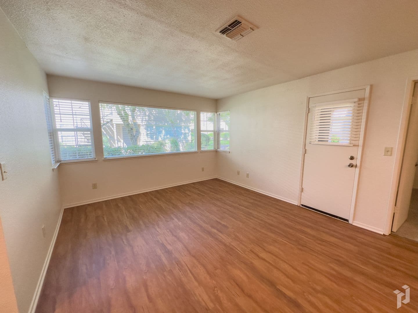1661 Forest Avenue Apartments 4 of 11