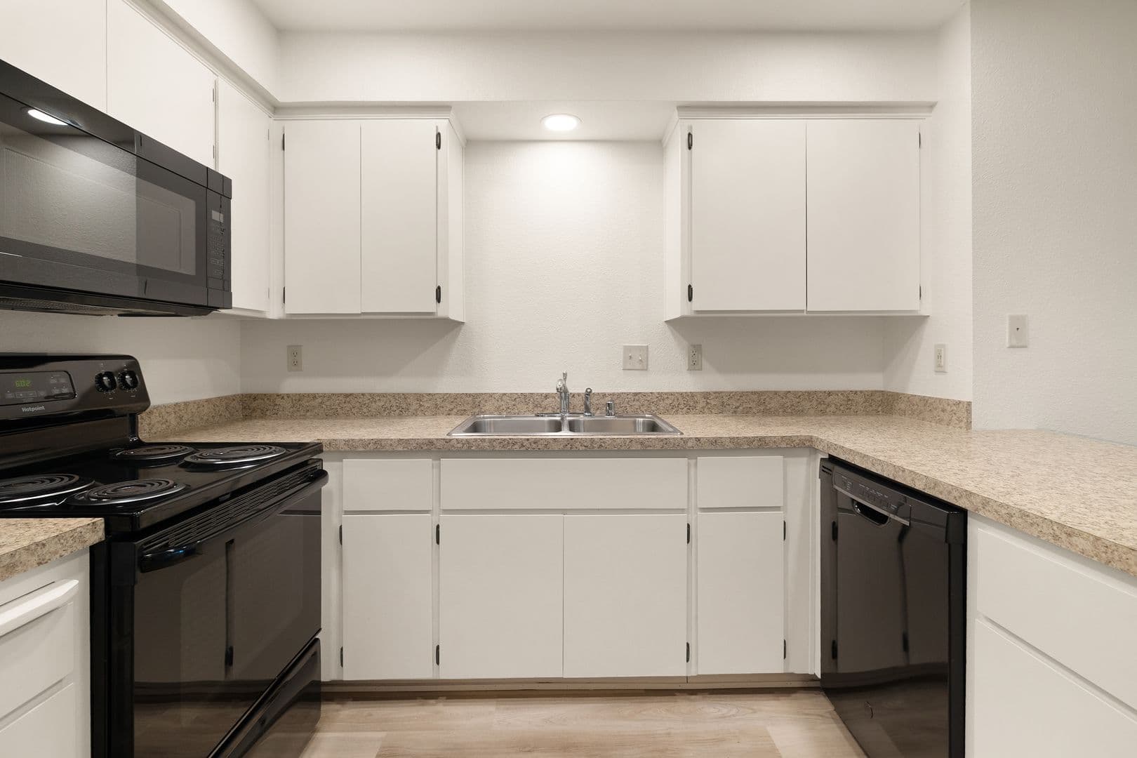 1661 Forest Avenue Apartments 5 of 12