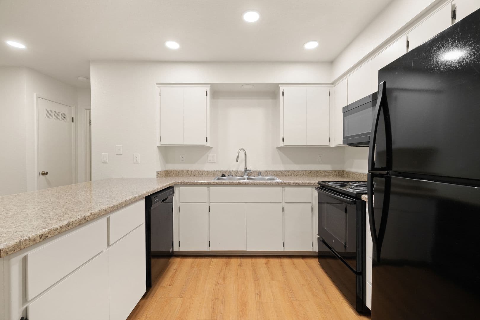 1661 Forest Avenue Apartments 5 of 16