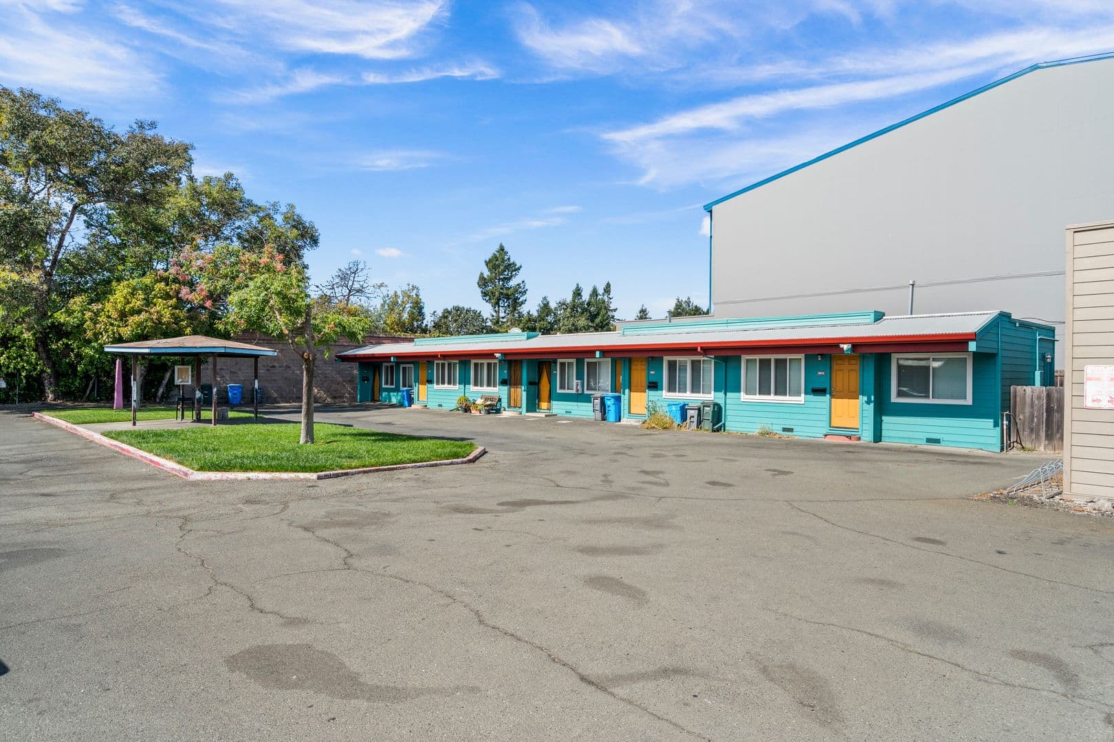 Las Flores Apartments 4 of 7