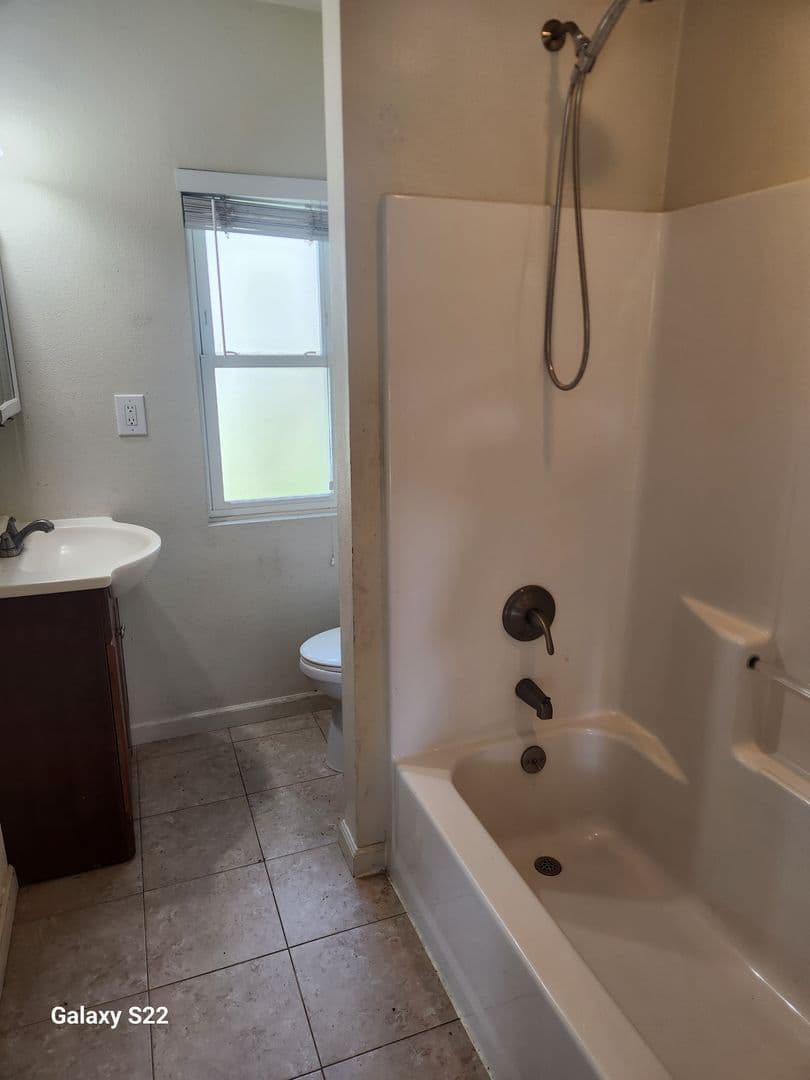 Las Flores Apartments 6 of 8