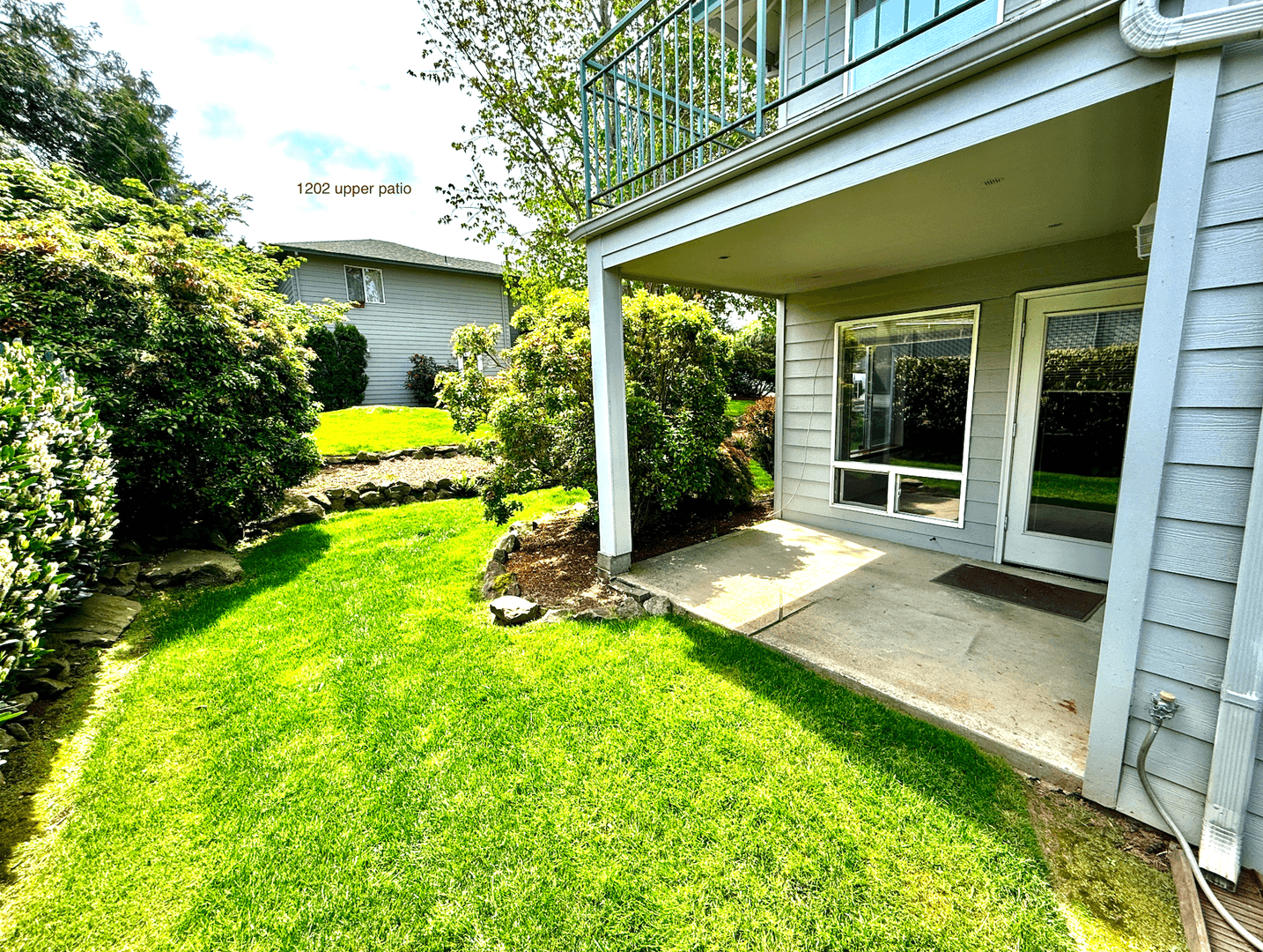 Large Renovated upstairs 2-bed 1-bath (approx. 1347 sq. feet) 6 of 8