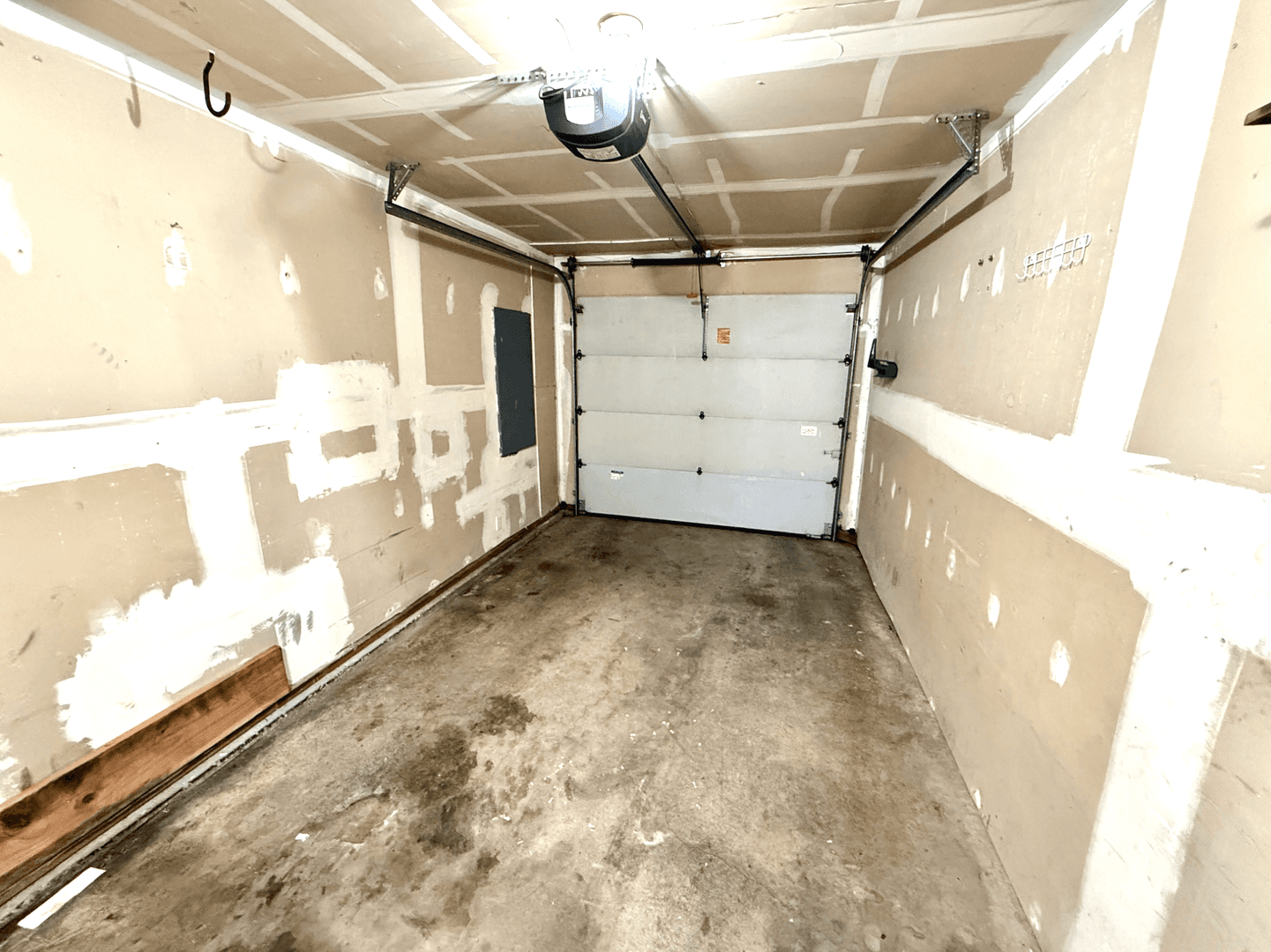 Large Renovated upstairs 2-bed 1-bath (approx. 1347 sq. feet) 8 of 8