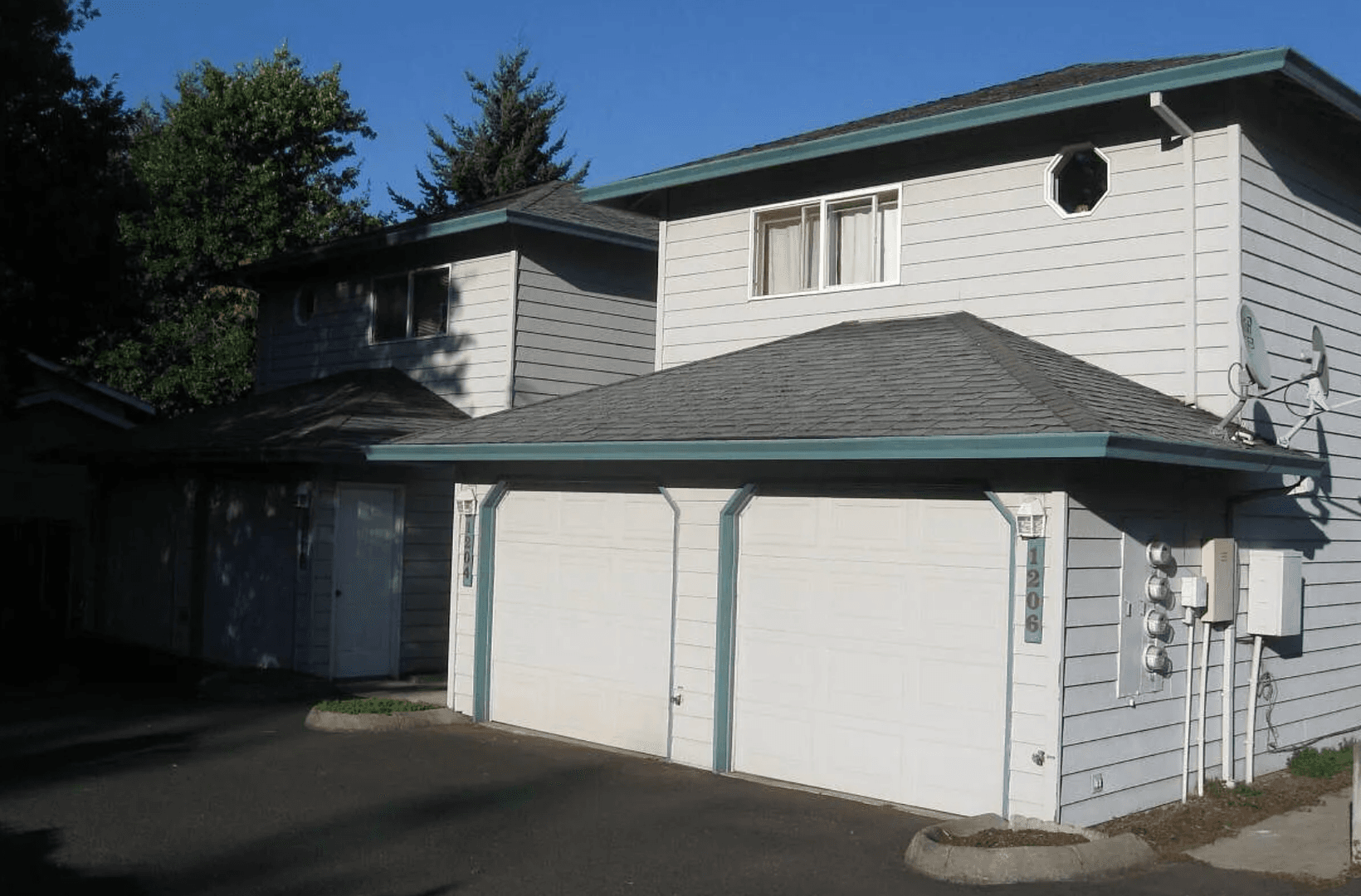 Large Renovated upstairs 2-bed 1-bath (approx. 1347 sq. feet) 3 of 8