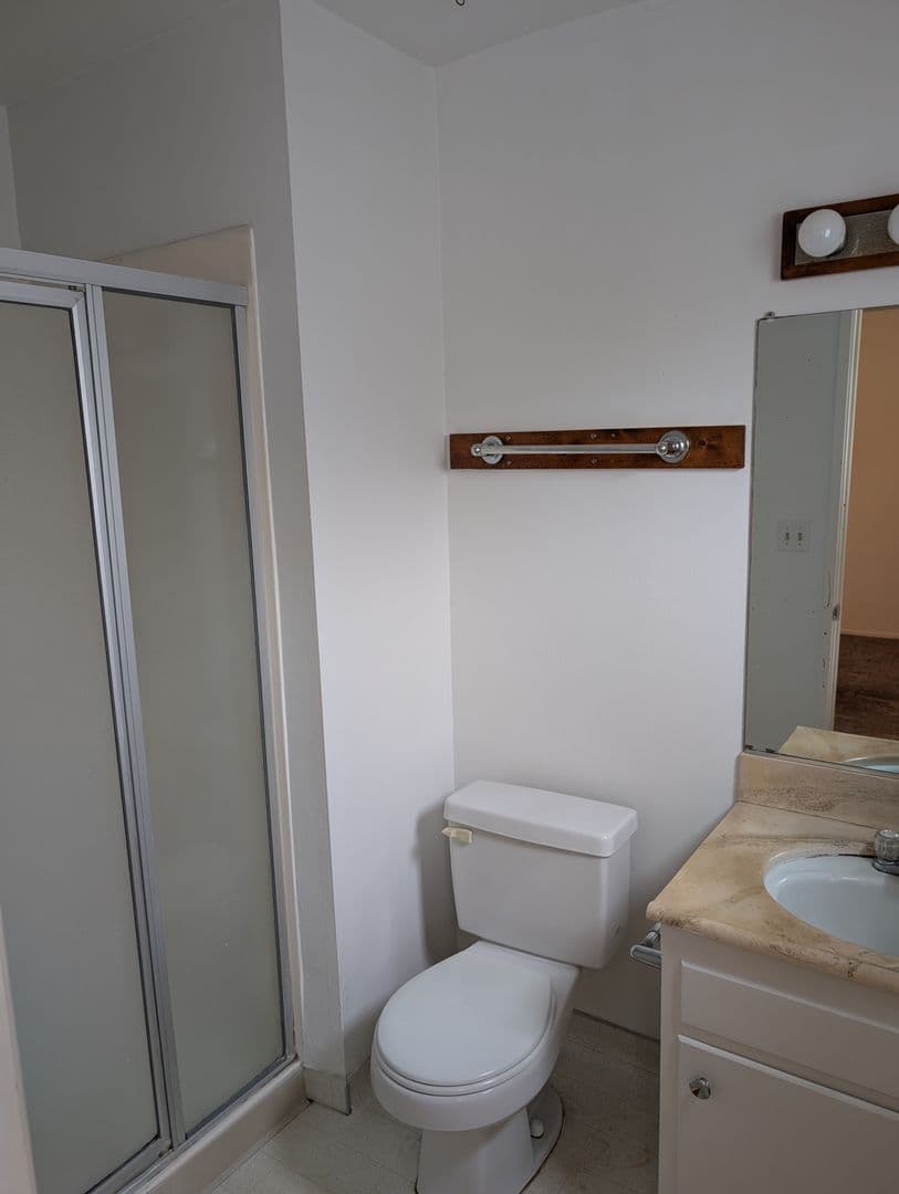 2BR 2BA Walking Distance to Campus with Parking 10 of 12