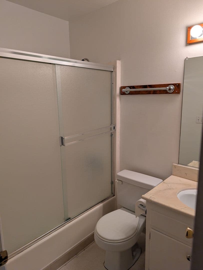 2BR 2BA Walking Distance to Campus with Parking 11 of 12