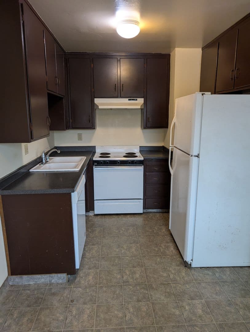 2BR 2BA Walking Distance to Campus with Parking 8 of 12