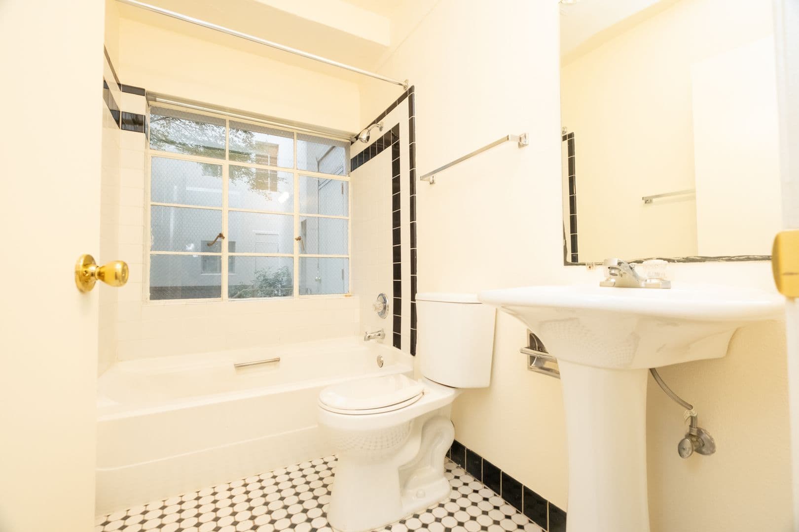 REGENT APARTMENTS (REG01) 9 of 17