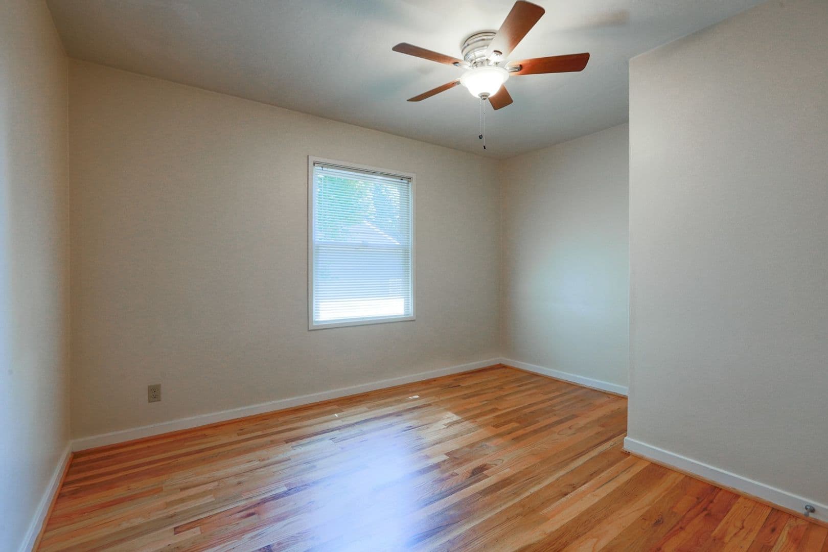 Chic Updated Mid-Century Townhouse in Cedar Hills! 10 of 30
