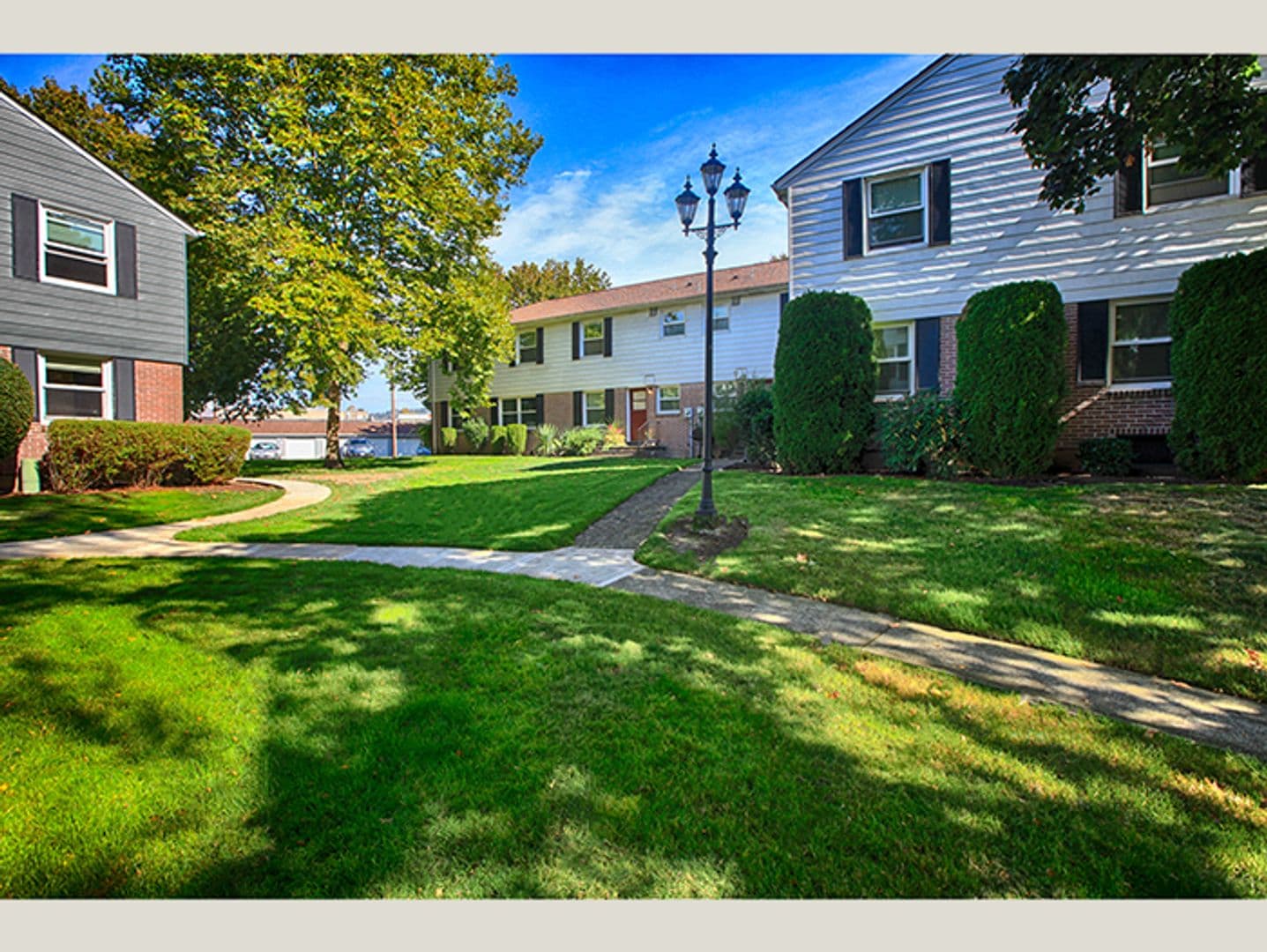 Chic Updated Mid-Century Townhouse in Cedar Hills! 3 of 25