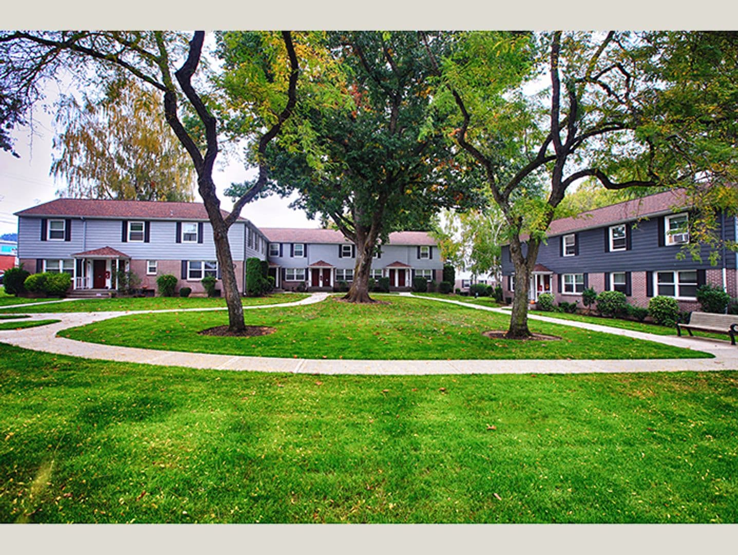 Chic Updated Mid-Century Townhouse in Cedar Hills 10 of 16