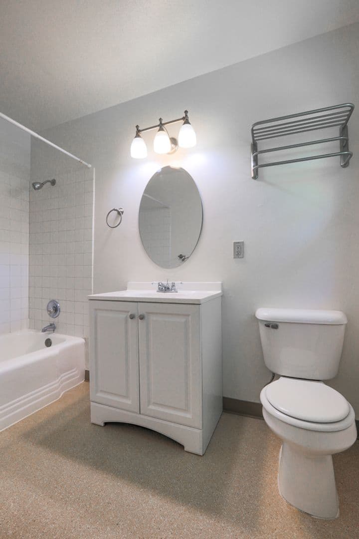 Chic Updated Mid-Century Townhouse in Cedar Hills! 11 of 25