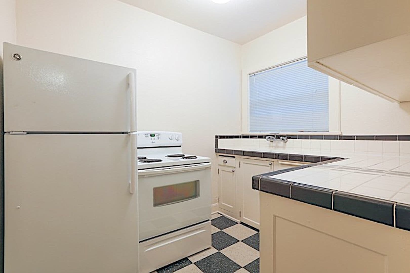 CARMEN APARTMENTS (JAMJ01) 12 of 12