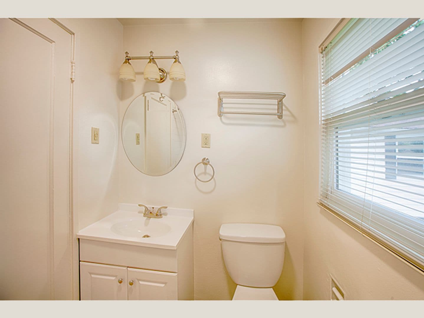Chic Updated Mid-Century Townhouse in Cedar Hills! 13 of 26
