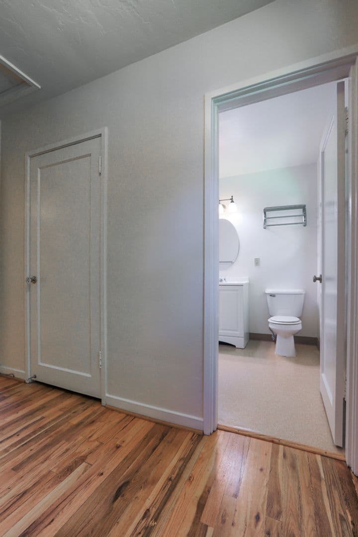 Chic Updated Mid-Century Townhouse in Cedar Hills! 19 of 25