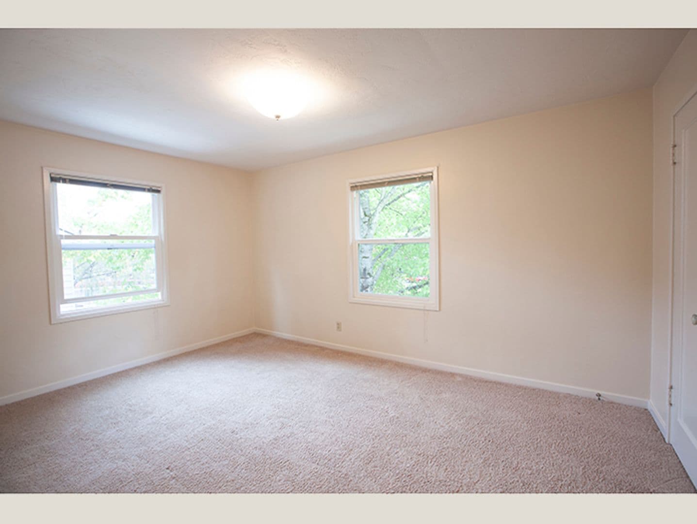 Chic Updated Mid-Century Townhouse in Cedar Hills! 22 of 26