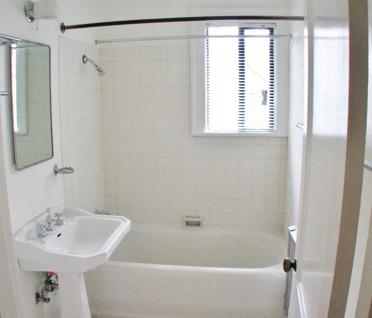 CASTLE ROSE APARTMENTS (BALM05) 2 of 14