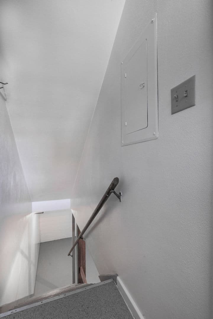 Chic Updated Mid-Century Townhouse in Cedar Hills! 7 of 25