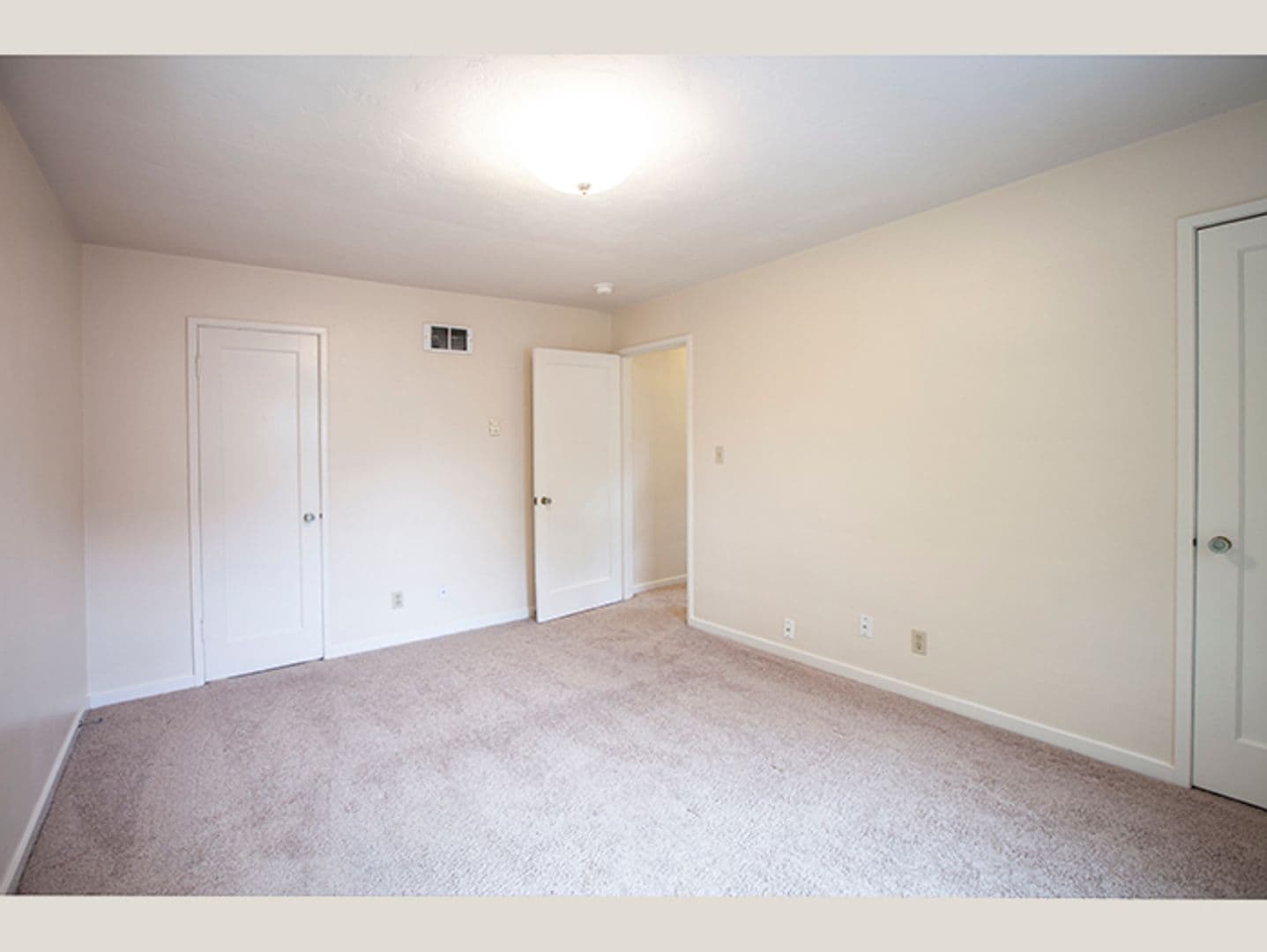 Chic Updated Mid-Century Townhouse in Cedar Hills! 17 of 26